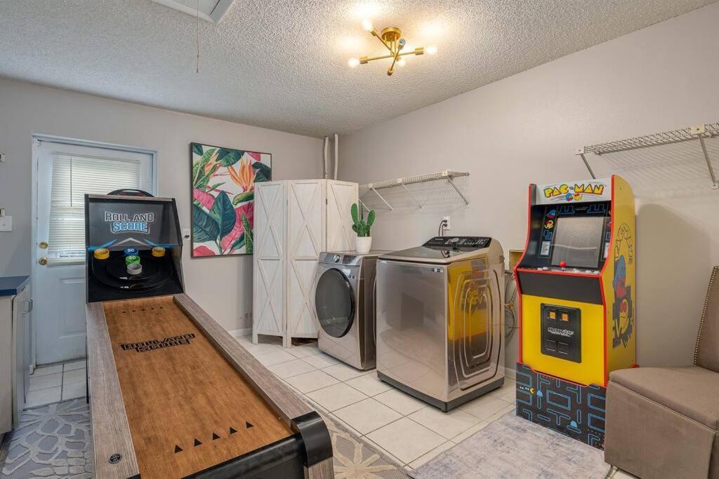 King Bed Suite, Fireside Hot Tub, Gameroom Auburndale Exterior foto